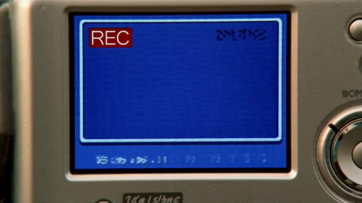 【风格】千禧复古泳池派对（Y2K Pool Party），MiniDV摄像机质感（Camcorder Footage），过曝暖黄，胶片颗粒（Film Grain），VHS干扰线，快节奏卡点